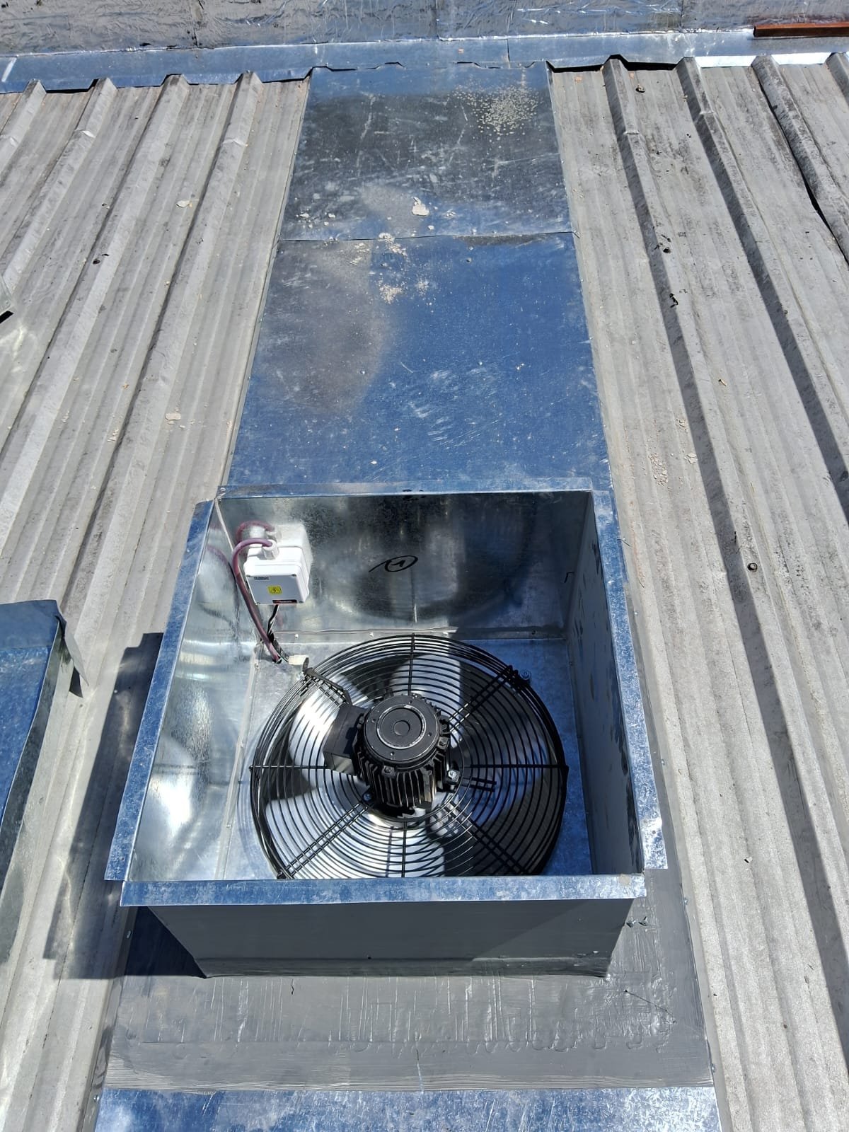 Montaje de ventiladores axiales de potencia - Zolido